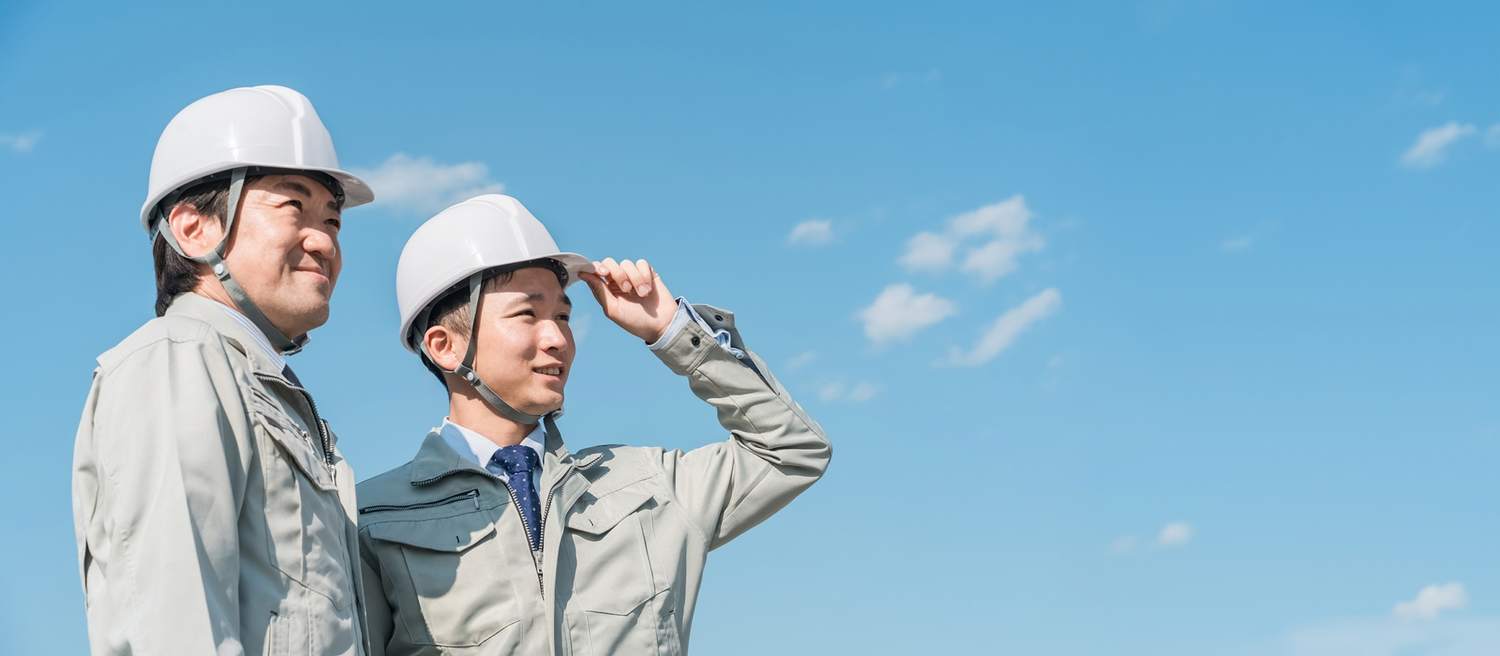 ヘルメットをかぶった現場の作業員